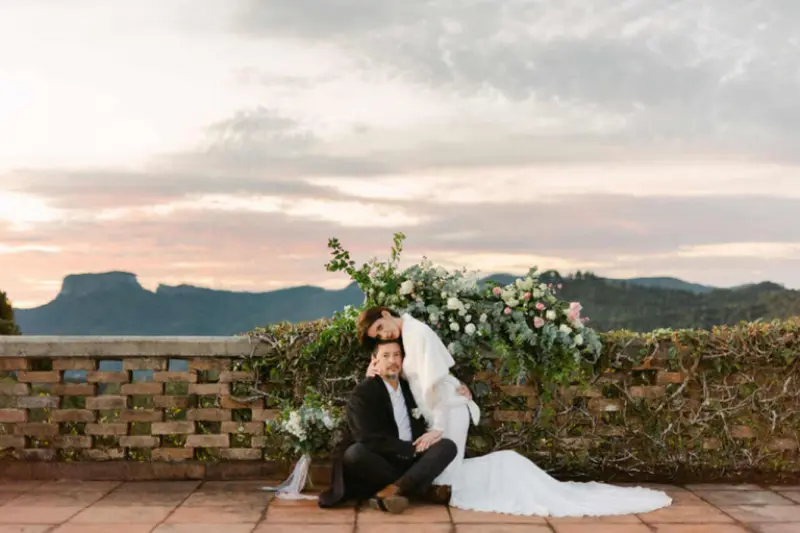 noivos abraçados em bodas de casamento