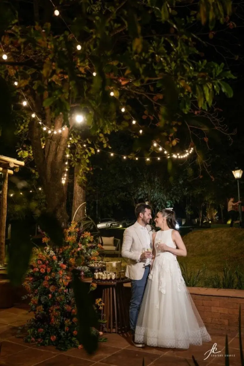 noivos em casamento romântico