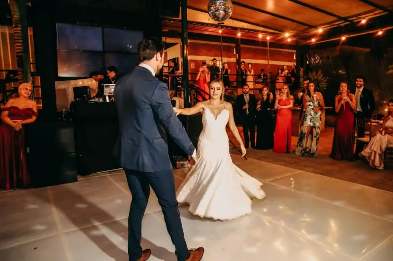 noivos em pista de dan&ccedil;a Nova Mato Dentro Eventos 