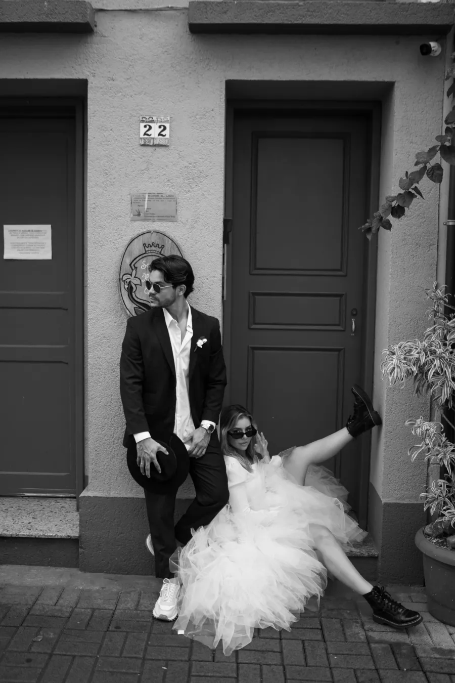 casal em frente a porta