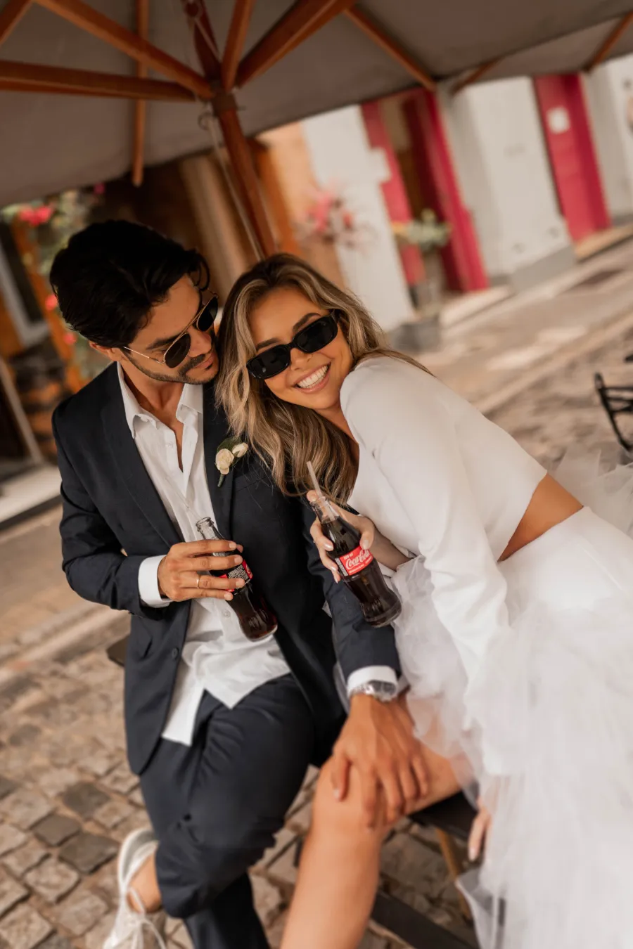 noivos sentados tomando coca cola