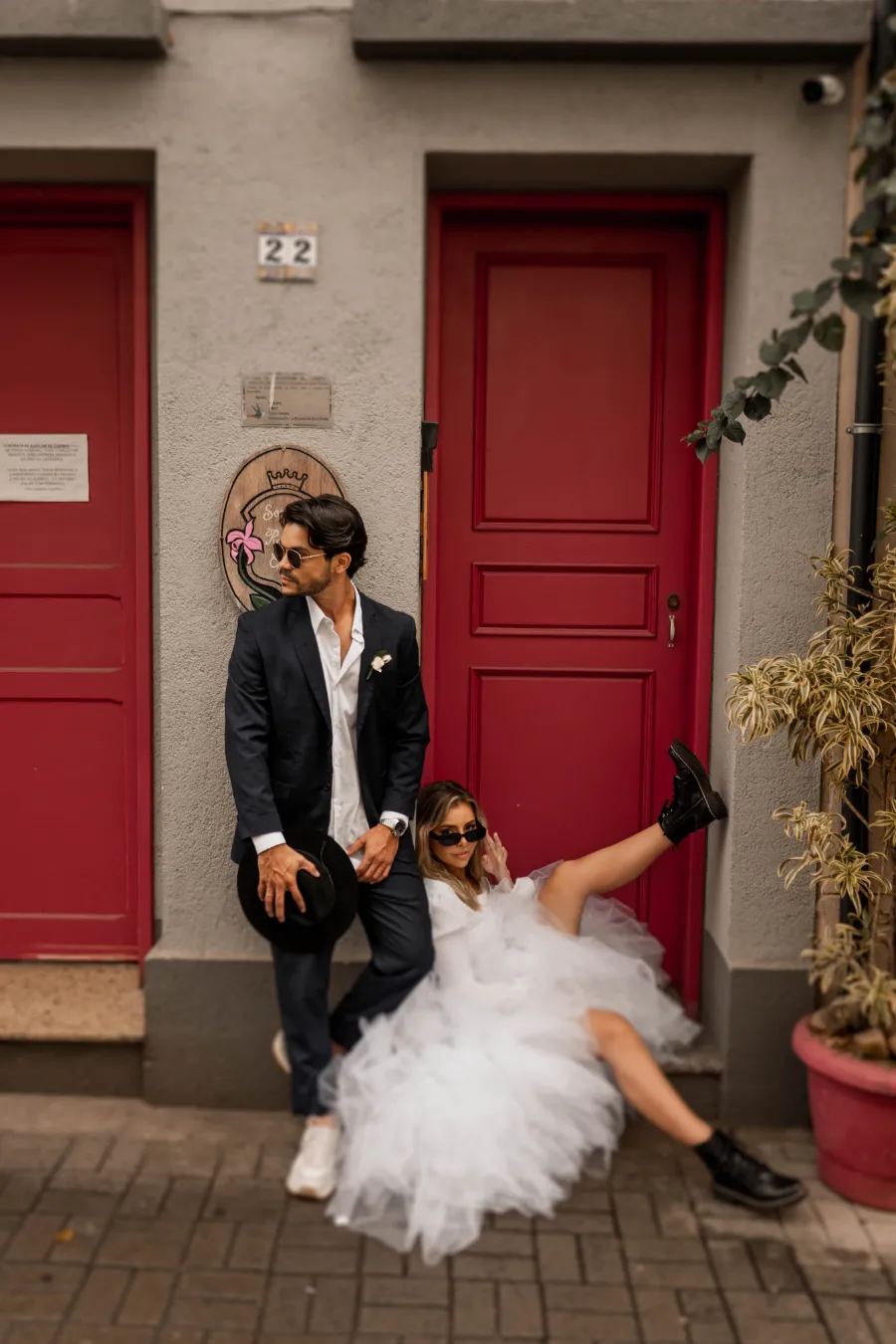 casal em frente a porta