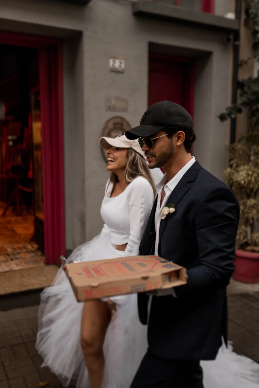 noivos de boné no ensaio pre wedding