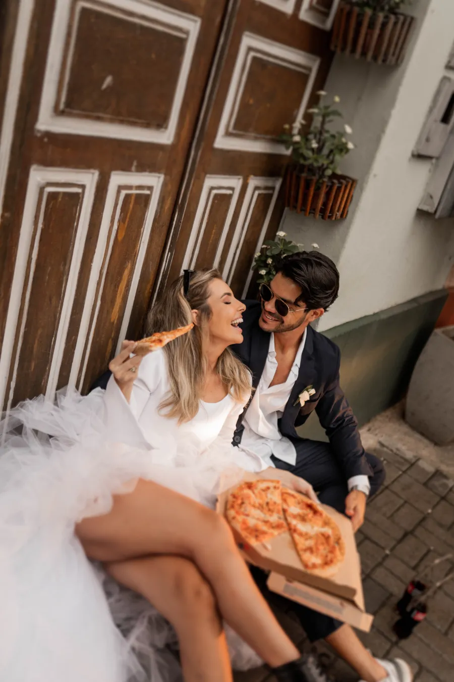 noivos comendo pizza no pre wedding