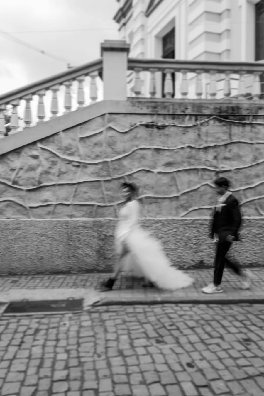 noivos andando na rua no ensaio pre wedding