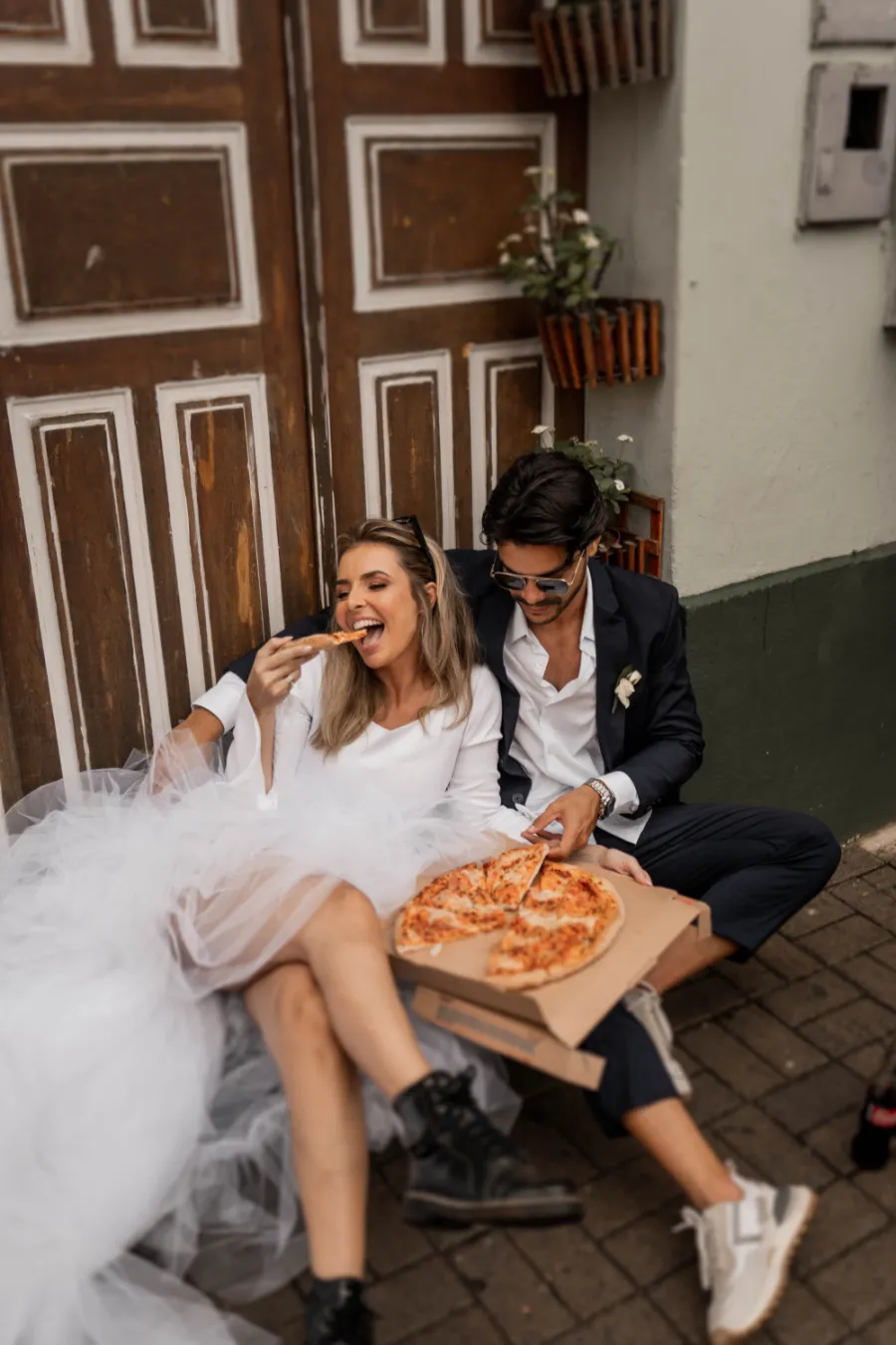 noivos comendo pizza no pre wedding