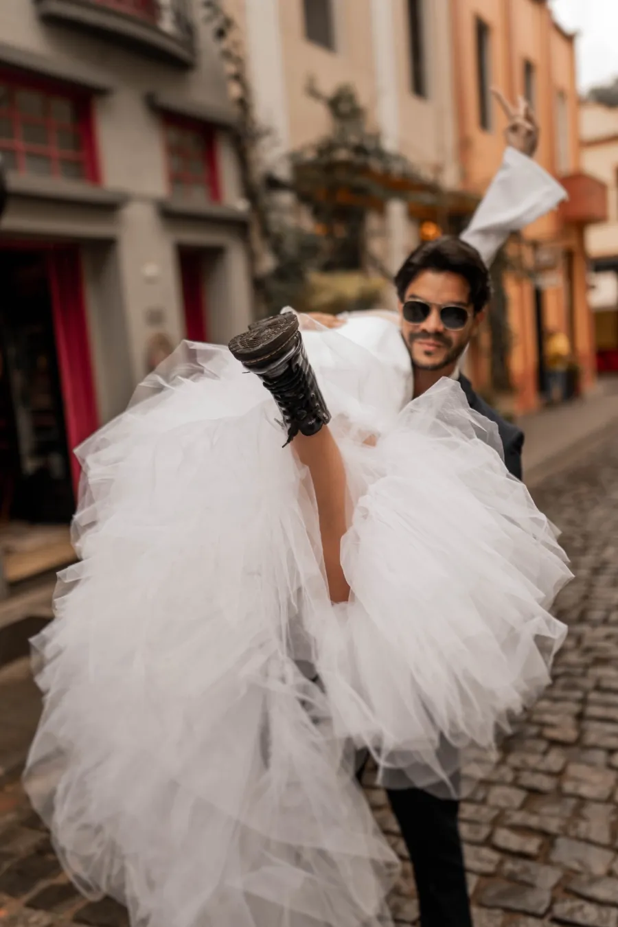 noivo carregando a noiva no colo