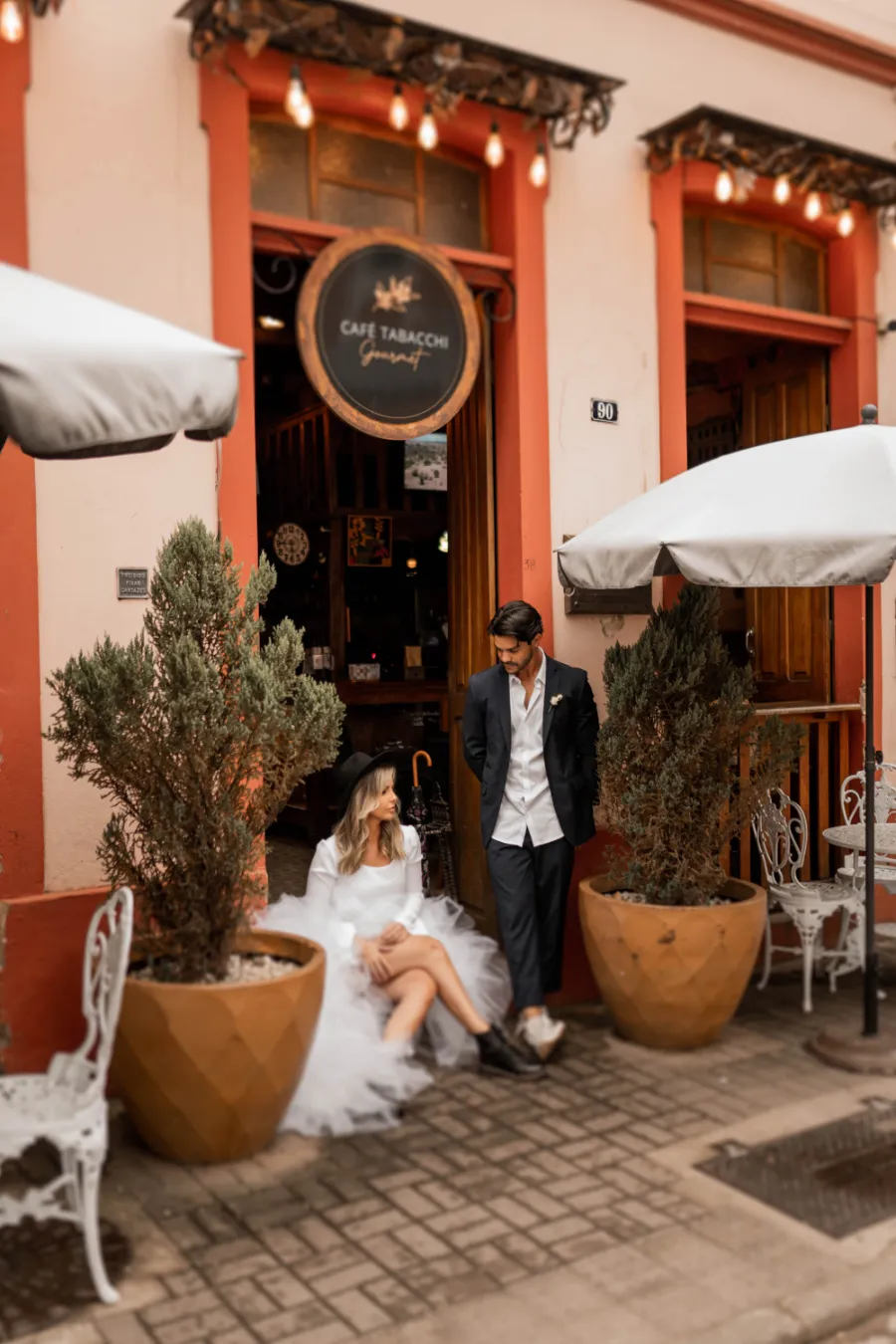 noivos sentados na frente da porta