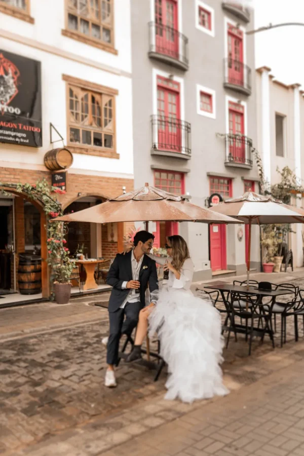 capa post: noivos sentados