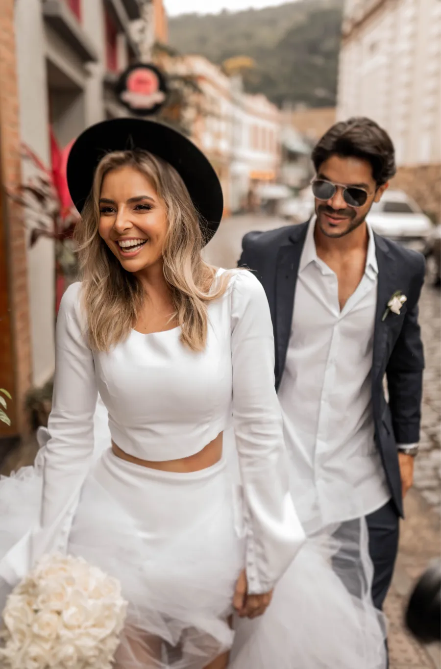 noiva com chapeu e noivo sem gravata