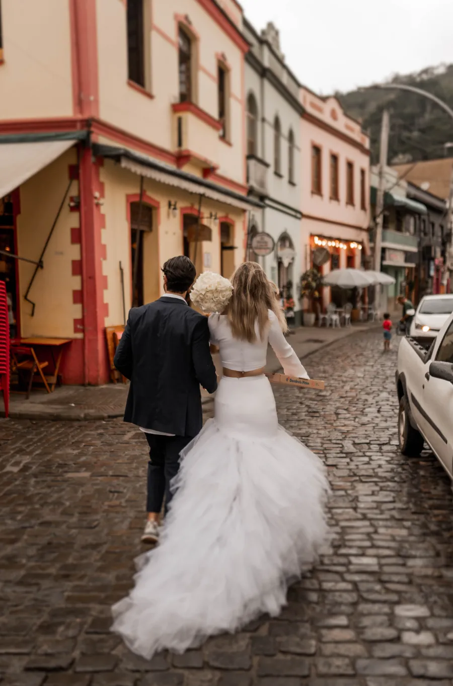 casal andando na rua
