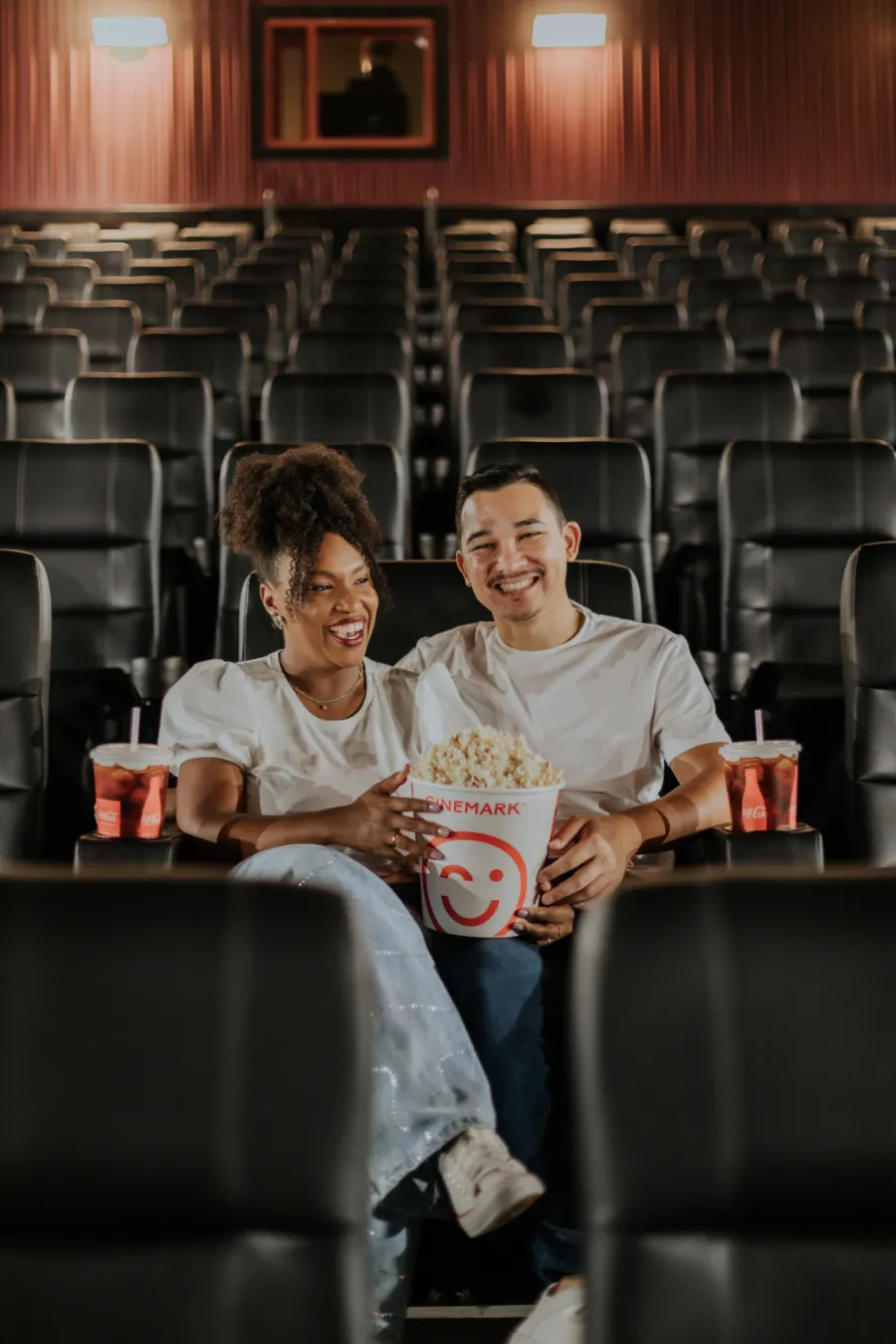 casal abraçado no cinema