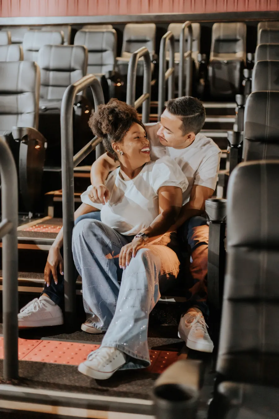 casal abraçado no cinema