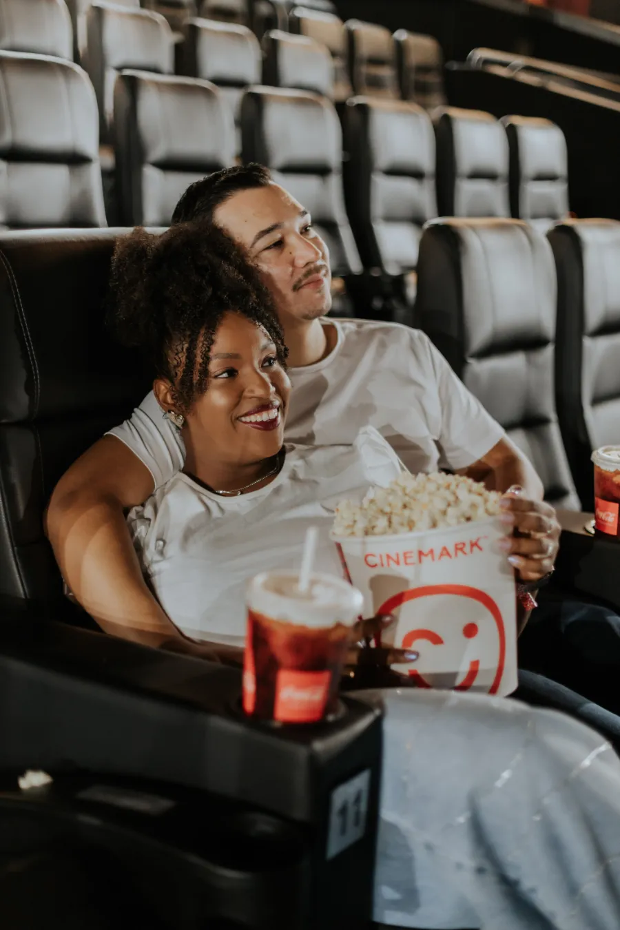 casal abraçado no cinema durante pre wedding