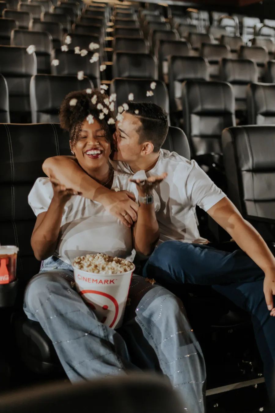casal abraçado no pré wedding no cinema