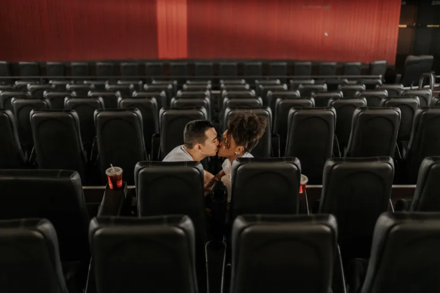 casal abraçado no cinema