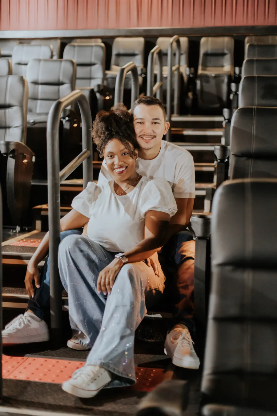 casal abraçado no cinema