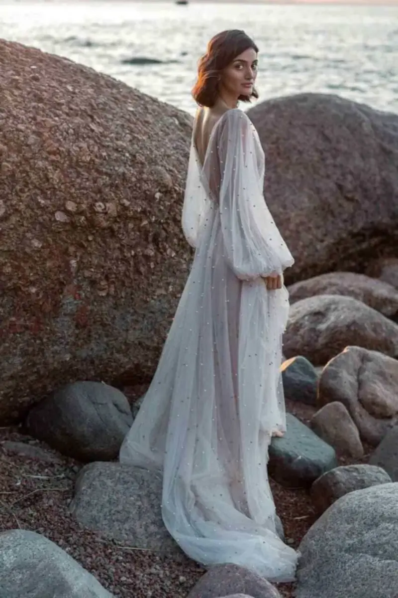 vestido branco fluído com mangas longa