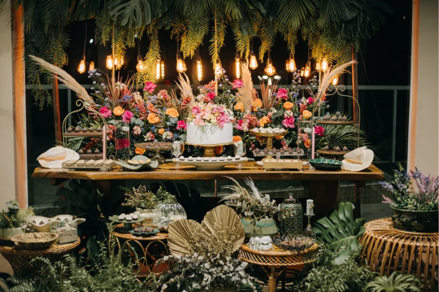 mesa do bolo de bodas de porcelana