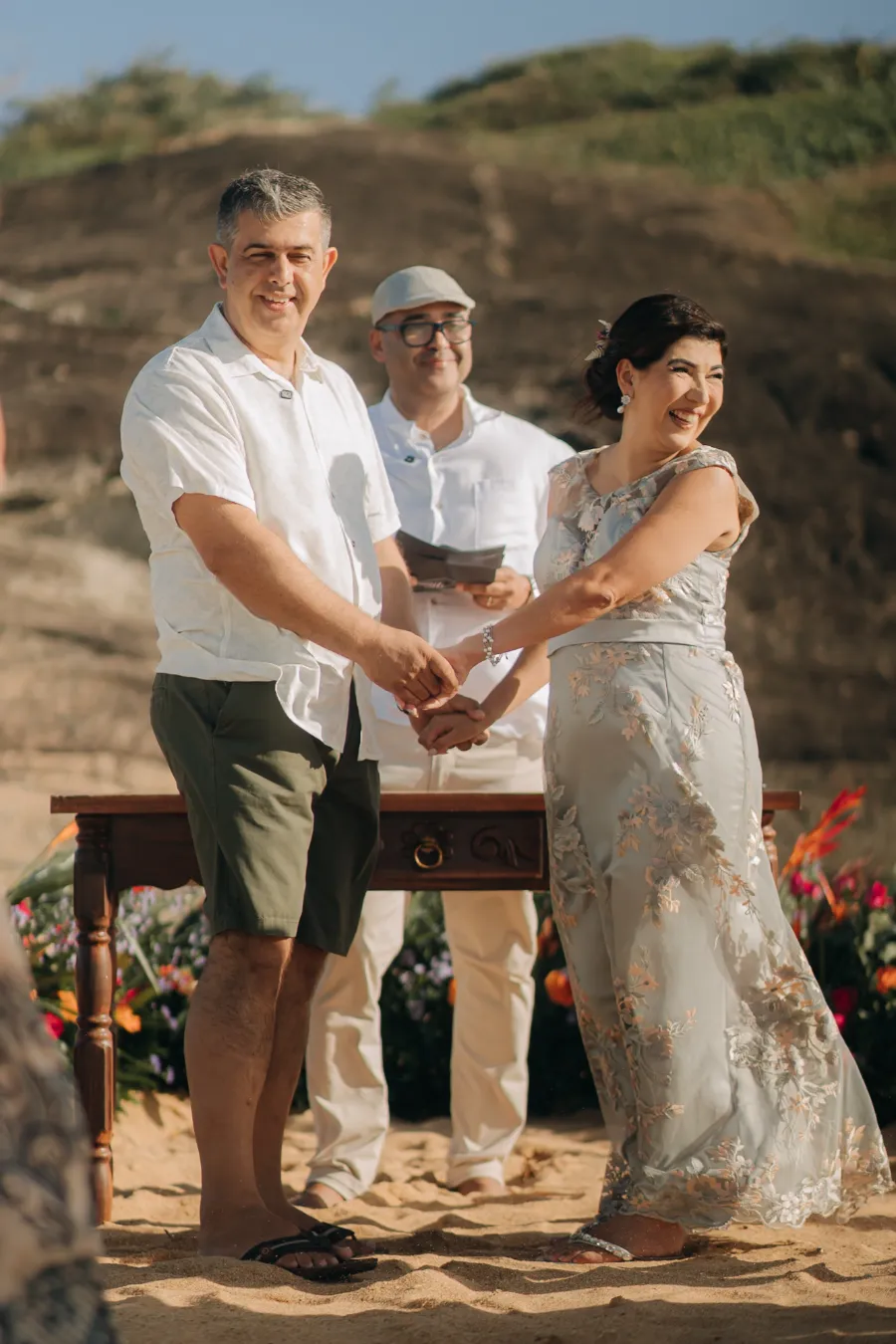 noivos celebrando bodas de porcelana na praia
