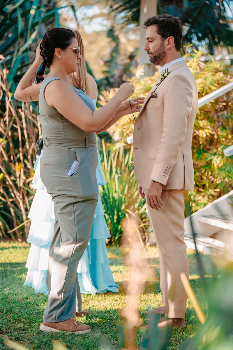 casamento Jeri Paradise com noivo ajeitando a lapela