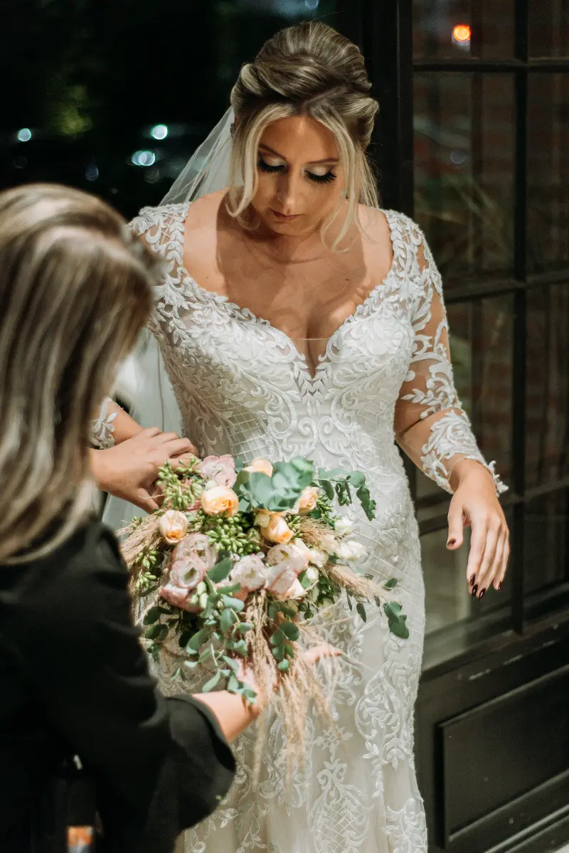 La Belle Assessoria entregando buque para a noiva antes da entrada