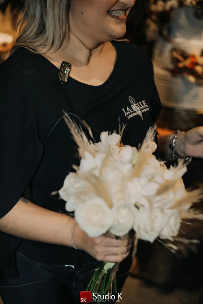 La Belle Assessoria segurando buque para a noiva