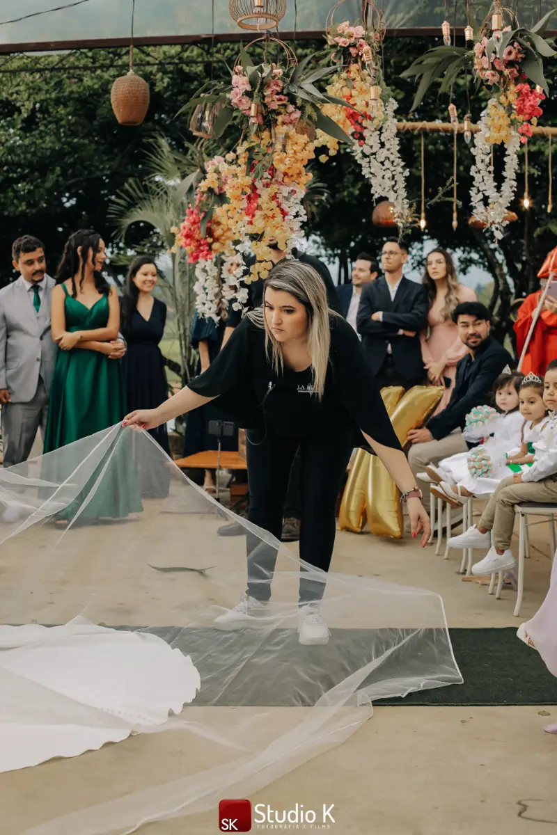 La Belle Assessoria ajeitando véu da noiva