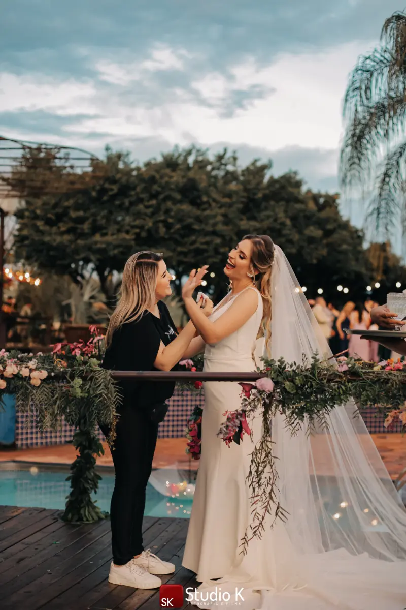 Isa Gimenes comemorando com a noiva