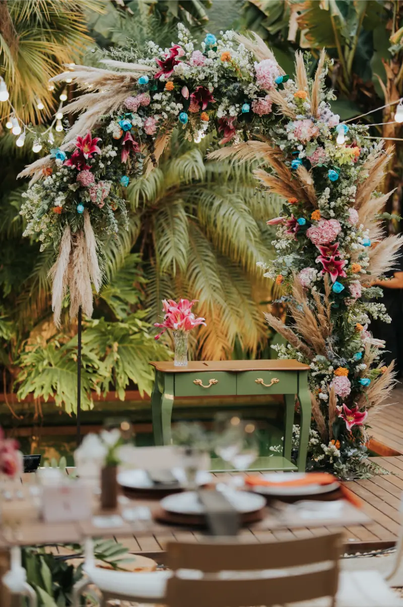 arco com folhagens secas Lisianthus Decor