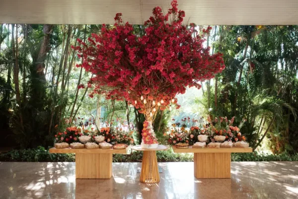 capa post: arranjo robusto em mesa de bolo vermelho feito por Lisianthus Decor