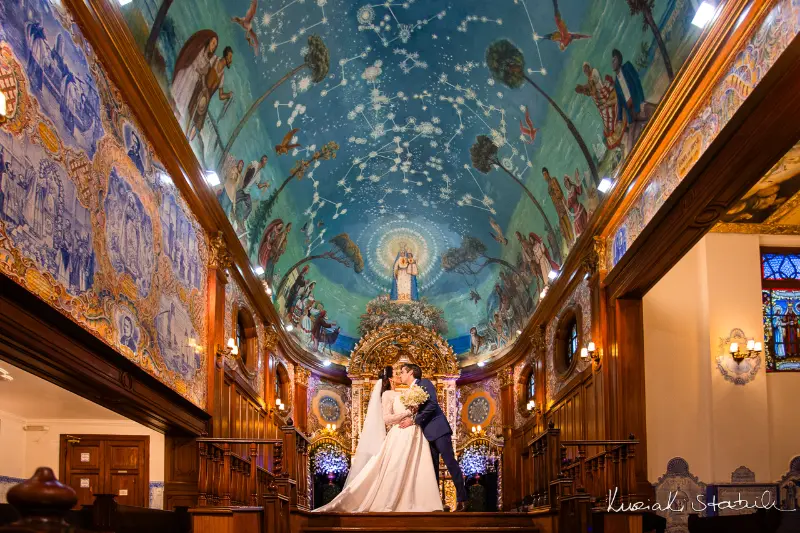 beijos dos noivos em casamento na igreja