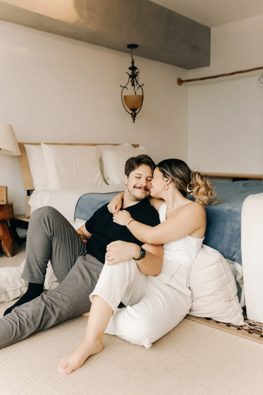 casal abraçado em ensaio para comemorar bodas de namoro