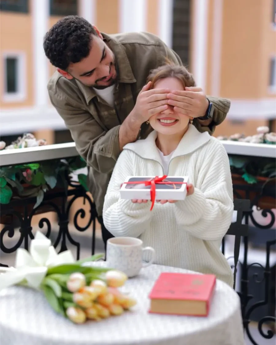 namorado surpreendendo namorada