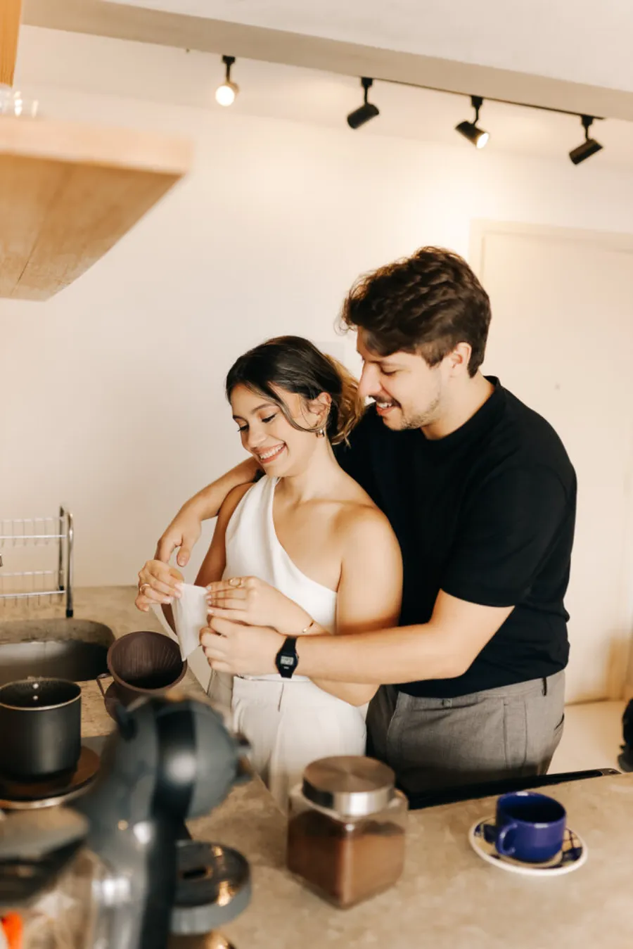 casal abraçado na cozinha