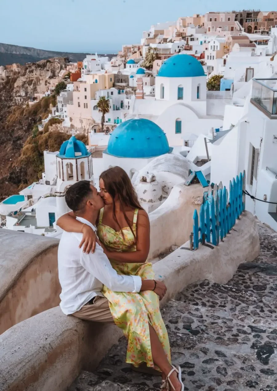 casal na grécia durante bodas de papel