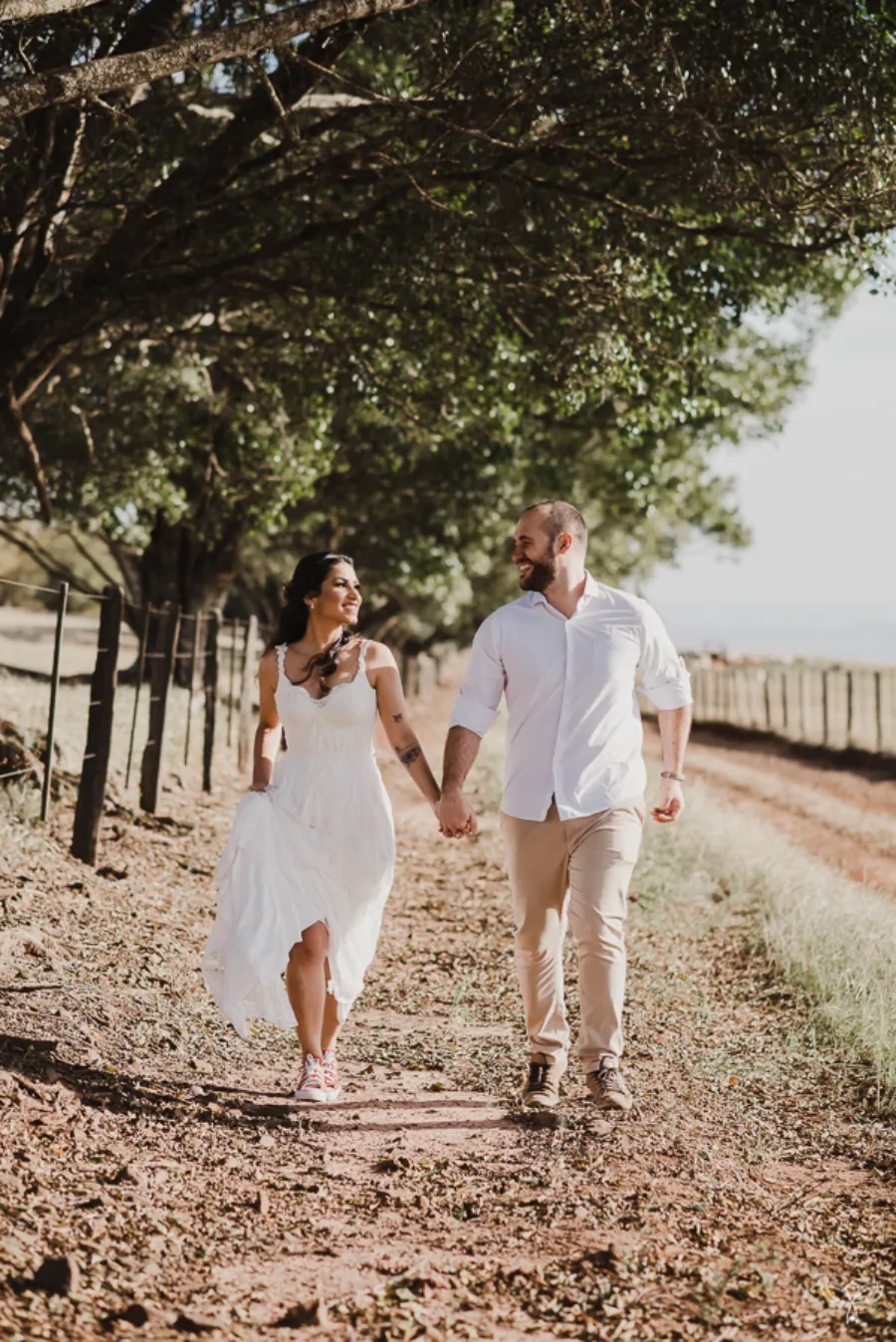 noivos caminhando nas bodas de papel