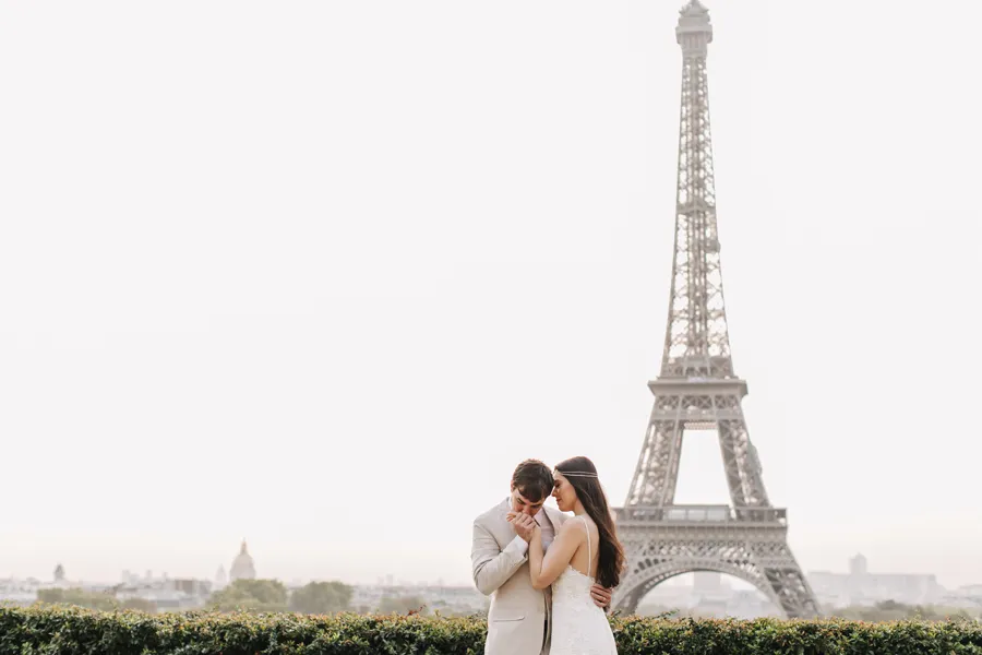 noivos e torre eifel ao fundo