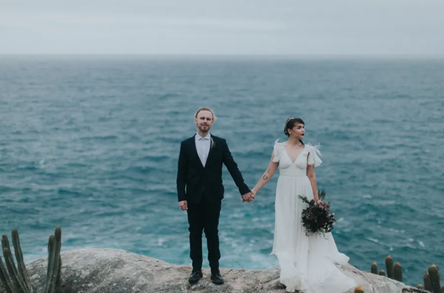 casal de mãos dadas perto do mar