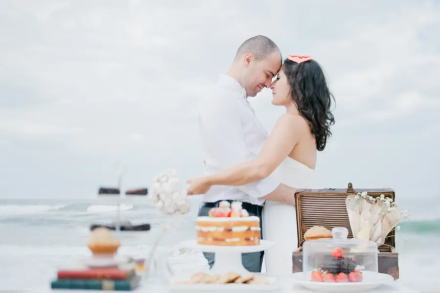 casal abraçado na praia em bodas de papel