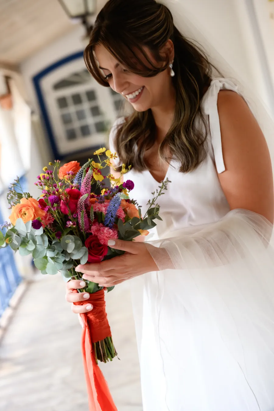 noiva com buquê colorido