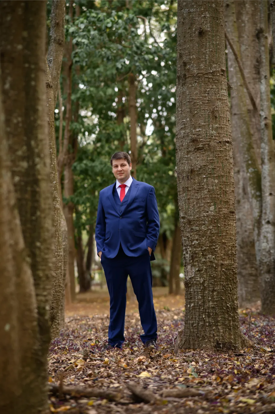 noivo com terno azul e gravata vermelha