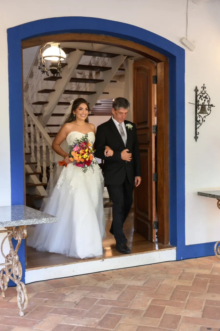 entrada da noiva com o pai de terno preto