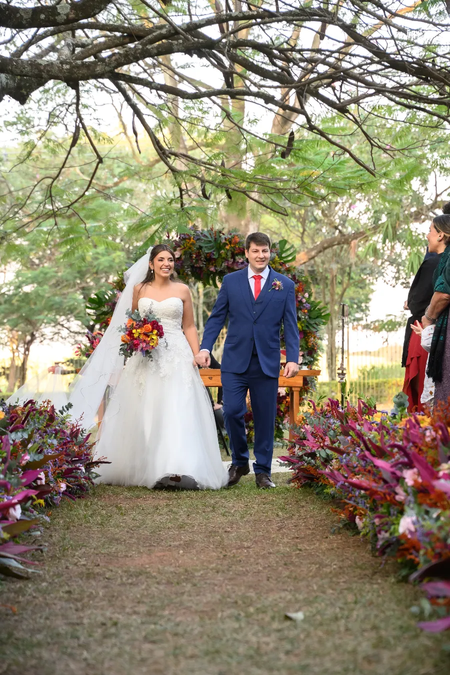 saída dos noivos no casamento colorido