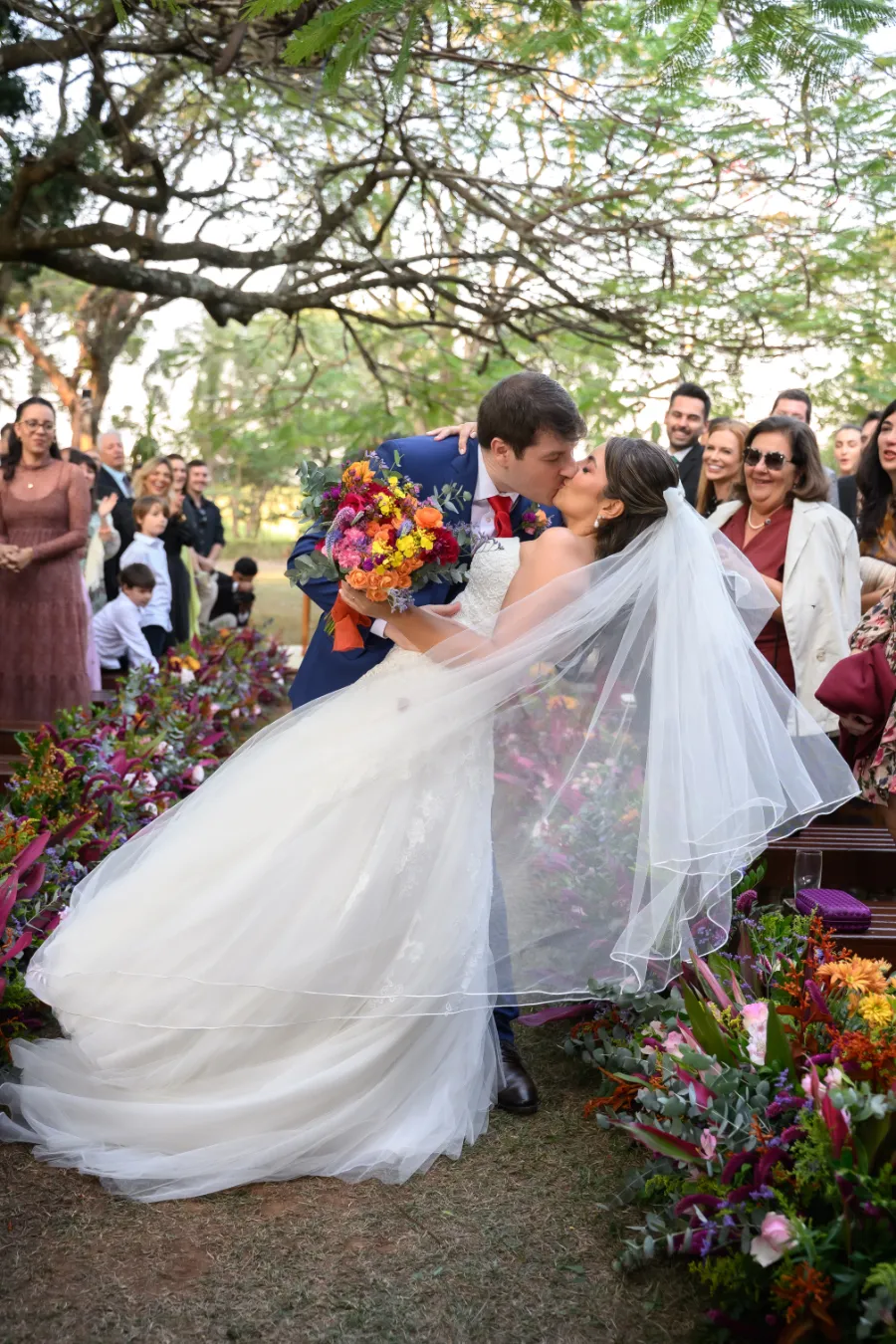noivos se beijando no casamento colorido
