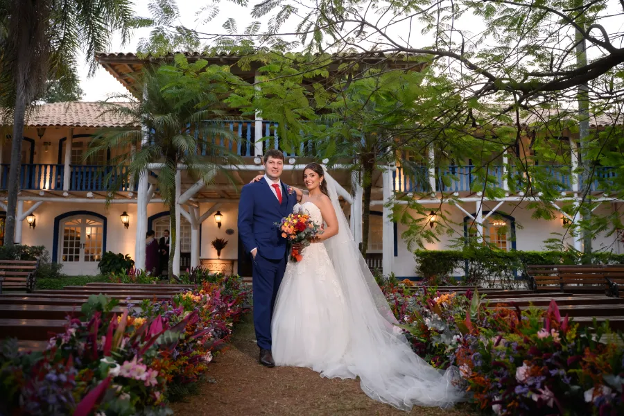  noivos no casamento colorido