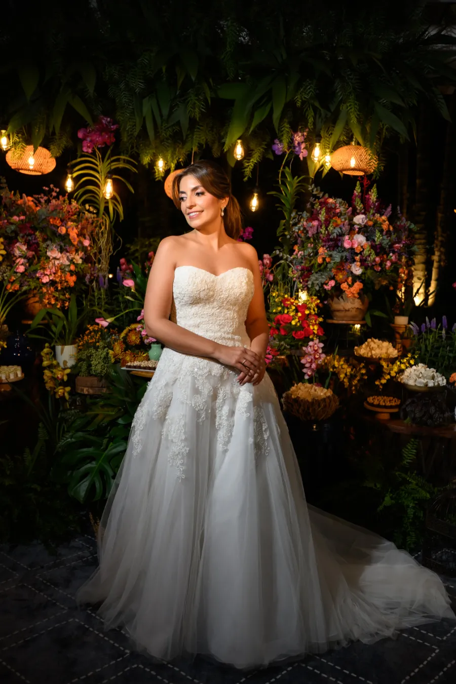 noiva na frente da mesa do bolo