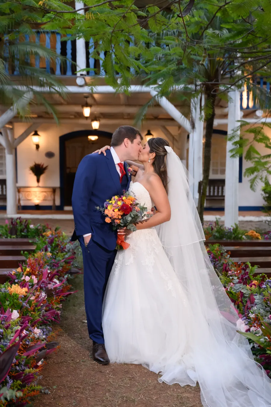 noivos se beijando no casamento colorido