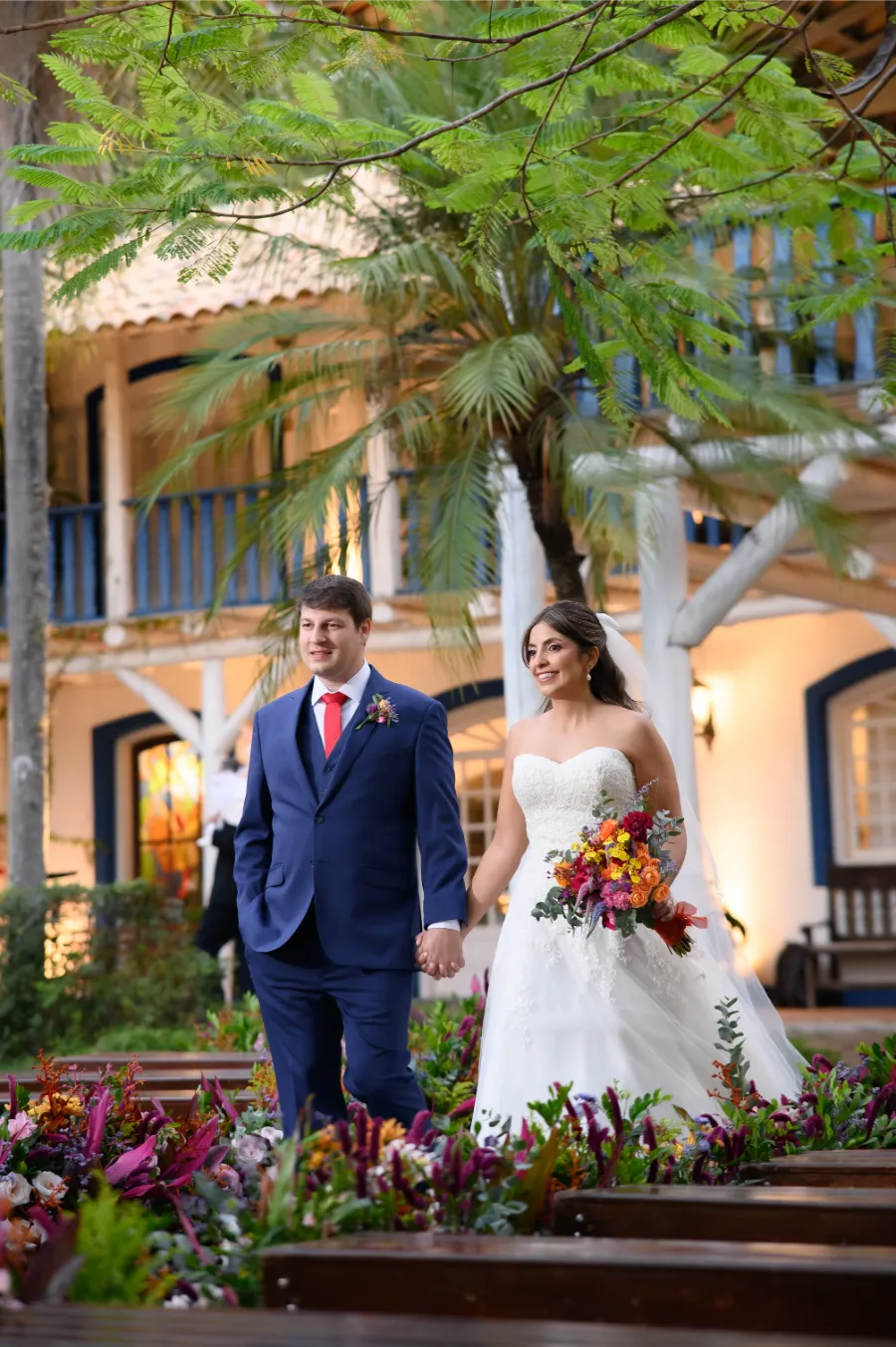 saída dos noivos no casamento colorido