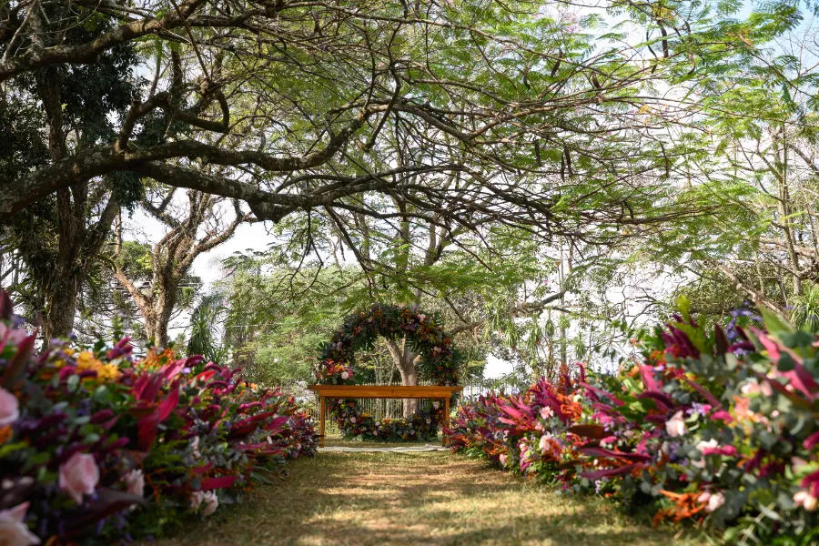 altar de casamento colorido